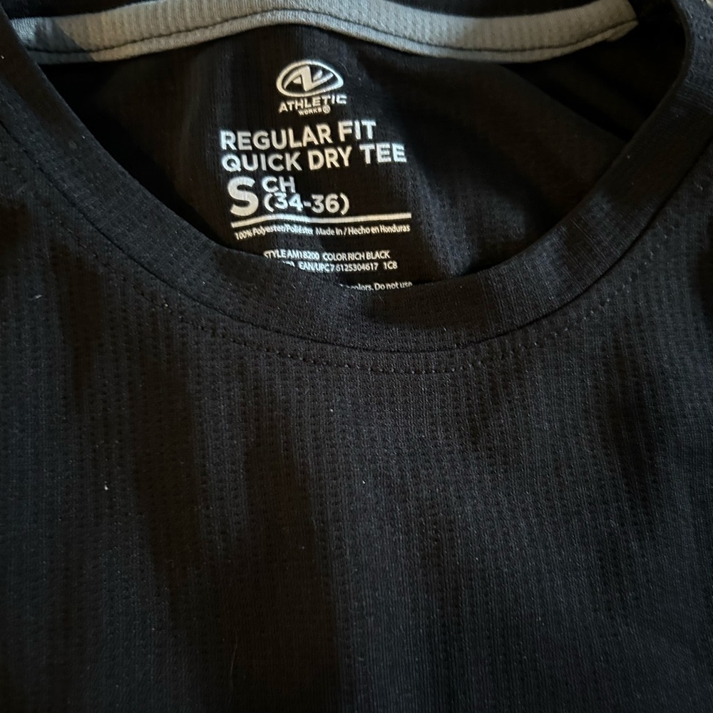 Men’s s regular fit quick dry t- size small